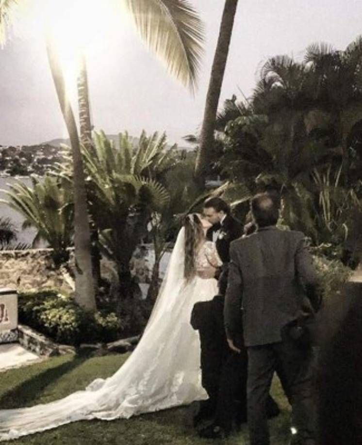 Aunque la pareja no ha dado detalles de la ceremonia, no pudieron evitar que las imágenes de su romántico enlace comenzaran a circular a las pocas horas en las redes sociales.