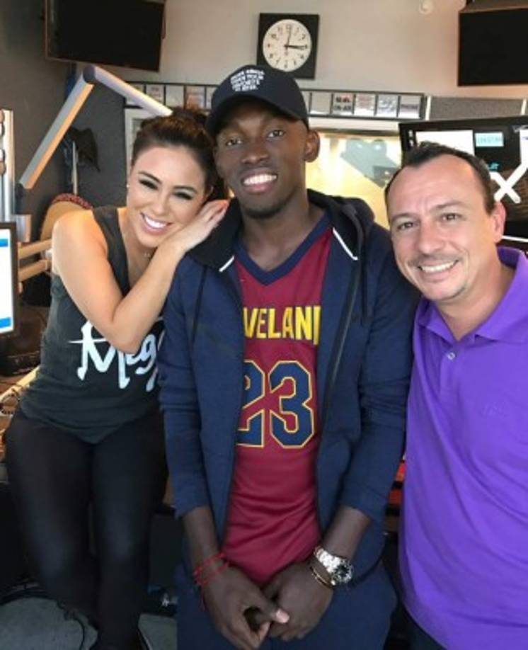 La venezolana al lado del hondureño Alberth Elis.