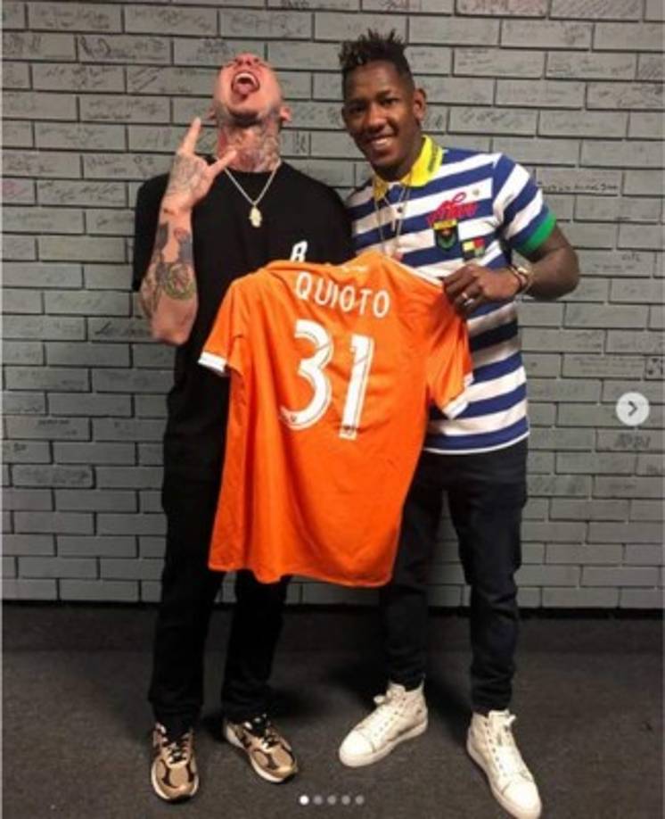 Romell Quioto junto a otro famoso cantante de reguetón. Lary Over, de origen portorriqueño. También le obsequió su camiseta del Houston Dynamo.