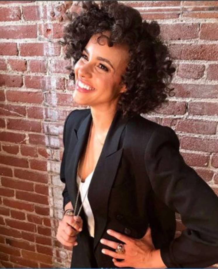 La producción se fijo en cada detalle para ofrecer la experiencia más real posible, y es que la actriz tiene un look muy natural, con su maquillaje y peinado se parece mucho a Meghan.