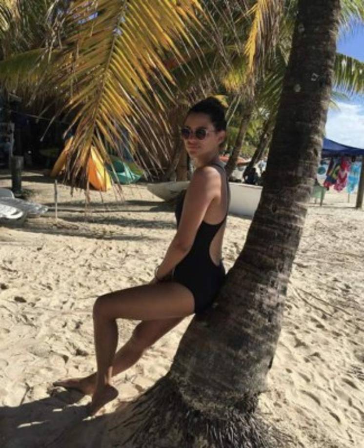 En un traje de baño color negro esta hermosa chica posó para una foto.