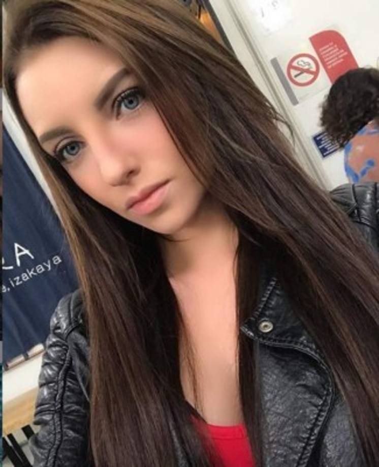 La belleza de la exnovia de José Eduardo ha cautivado a más de uno. En varias ocasiones la famosa ha sido catalogada como una mujer “gótica” y muy guapa, pues su pelo negro y estilo de maquillaje sacaban su estilo más “dark”.