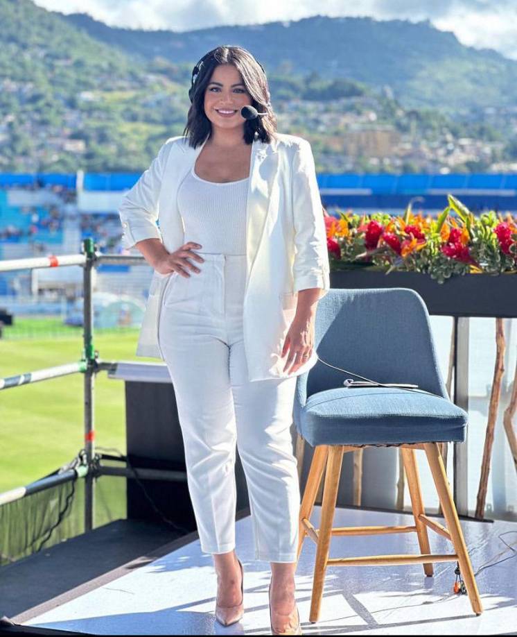Samantha Velásquez de Canal 5 con un traje blanco luce sencilla pero hermosa. 