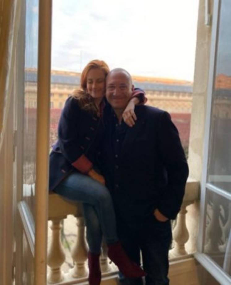 La pareja anunció su compromiso en el mes de abril.