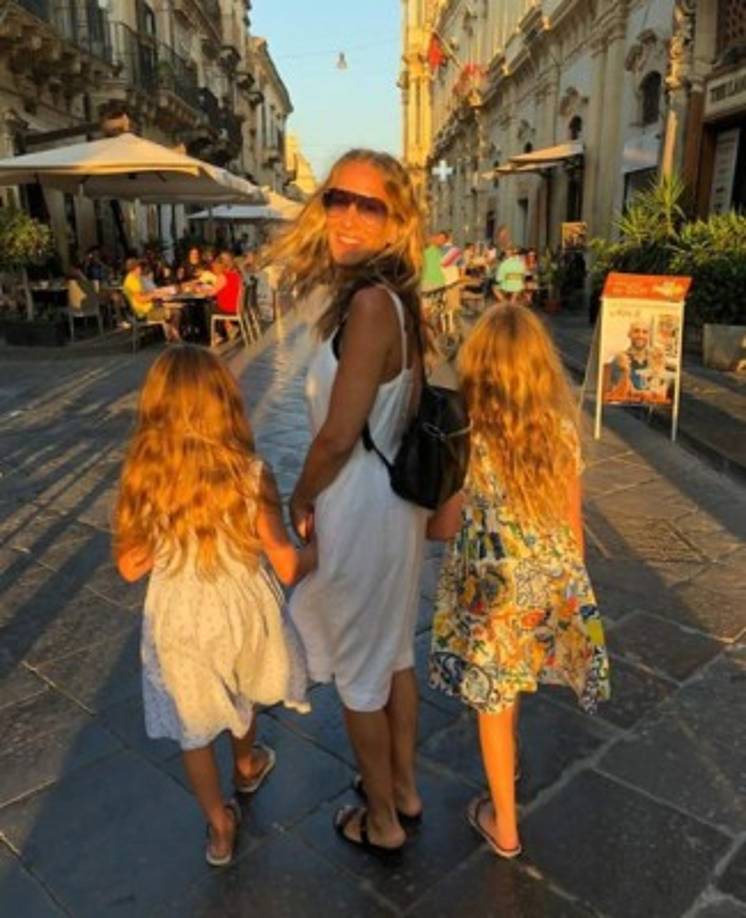 La actriz Sarah Jessica Parker se convirtió en madre por segunda vez en 2009. Pese a estar casada con el también actor Matthew Broderick, padre de su primer hijo, recurrió al vientre de alquiler para tener a sus gemelas Marion Loretta Elwell Broderick y Tabitha Hodge Broderick.