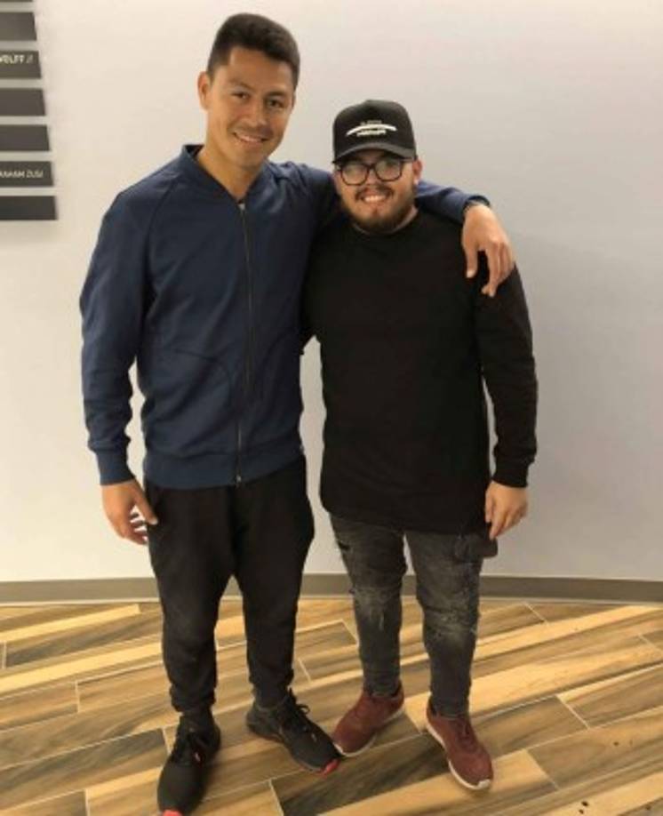 “Todo esto se lo debo a Roger, recuerdo que en una ocasión lo vi caminar dentro de una barbería donde yo daba mis primeros pasos en este negocio, casi no tenía muchos clientes; aún era muy novato, apenas me acababa de graduar de la escuela de barbería', comenzó contando a Diario La Prensa el barbero hondureño.