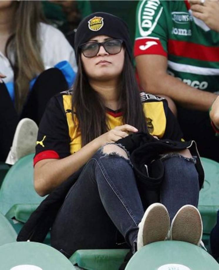 Aficionada del Real España apoyando a su equipo ante Marathón.