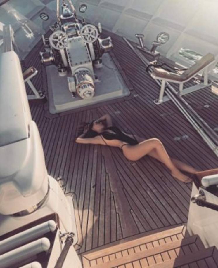 En las fotos que sube a Instagram, la mayoría, o el 99 por ciento, muestran el lado derecho de su bello rostro. <br/><br/>En esta imagen, Belinda cuidó todo de su cuerpo, pero fue criticada porque sus pies son bien grandes.