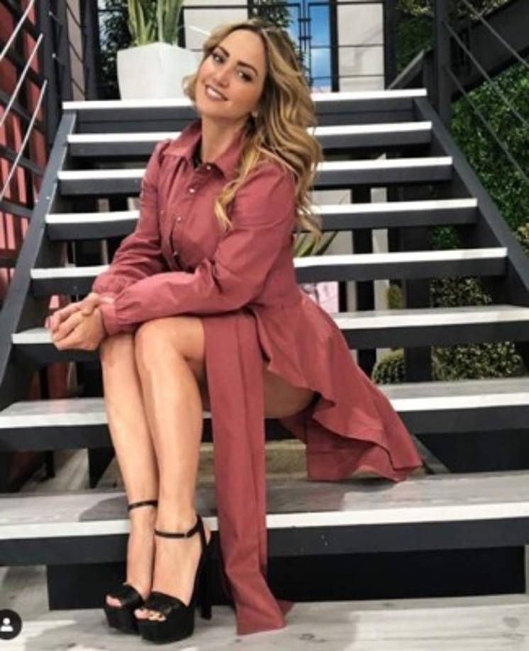 A pesar de los comentarios negativos que recibe por parte de algunas seguidoras en redes sociales, Andrea continua mostrando sus piernas y su figura.