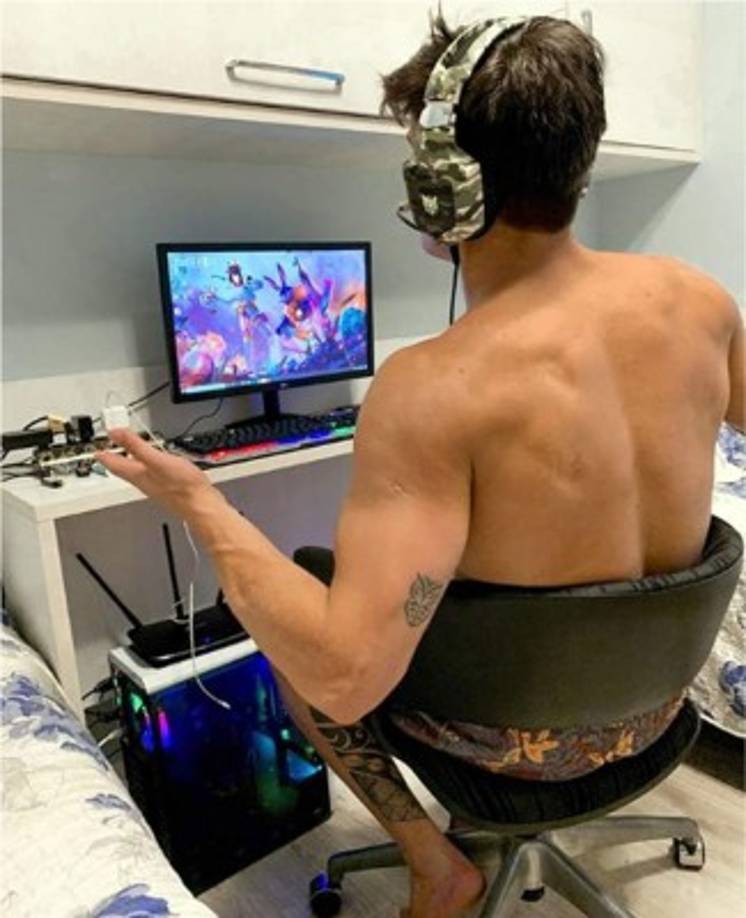 Se trata de Tiago Ramos, un conocido gamer brasileño de 22 años, seis menos que los que tiene el delantero del PSG, Neymar.