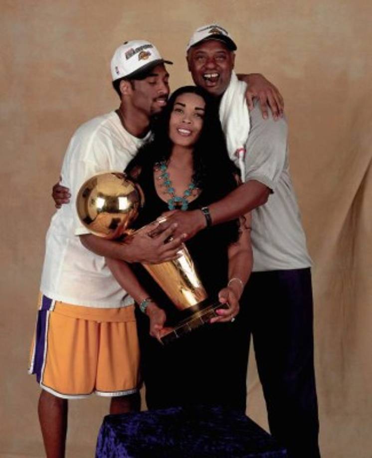 En varias entrevistas, Kobe Bryant aseguró que sus padres se convirtieron en sus verdugos y en sus tiranos, pues desde que era niño lo presionaron muchísimo para que se convirtiera en un gran jugador.