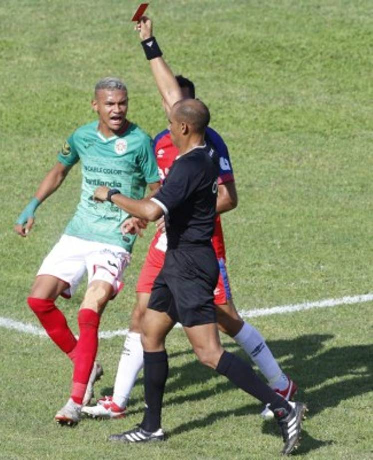 Óscar Moncada expulsó a Henry Figueroa y Kervin Arriaga le reclamó fuerte al árbitro.