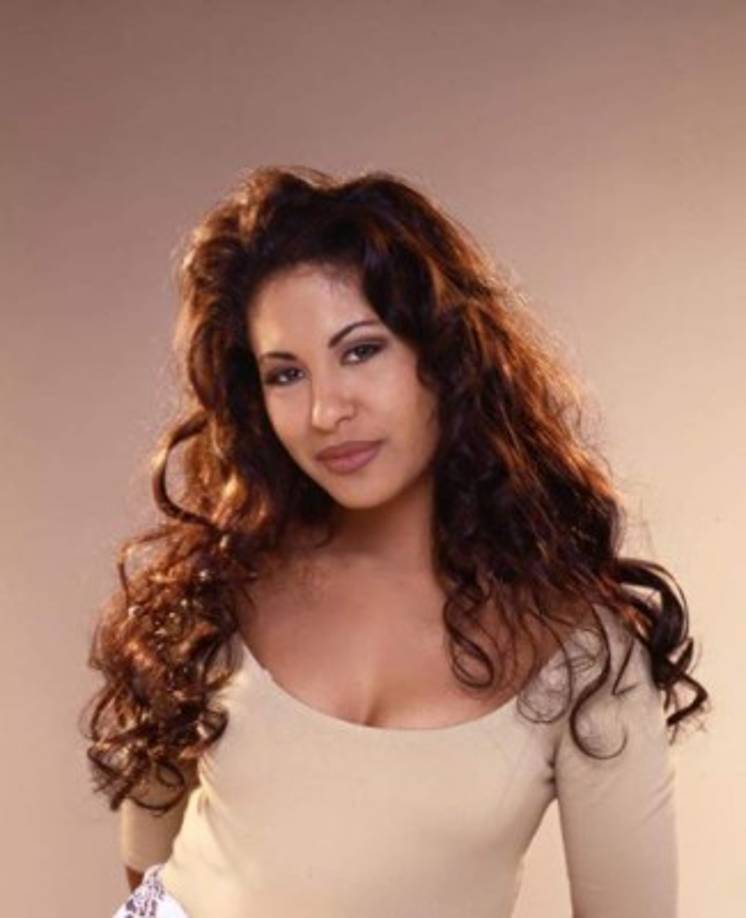 Su padre, Abraham Quintanilla llevaba a su familia al supermercado a altas horas de la noche para que nadie viera que pagaban con estampillas para comida. La familia alcanzó a tener 13 integrantes viviendo bajo el mismo techo y compartiendo un solo baño.Se dice que el Señor Quintanilla utilizaba latas vacías para hacer las luces durante las prácticas musicales que tenían en la casa. <br/>