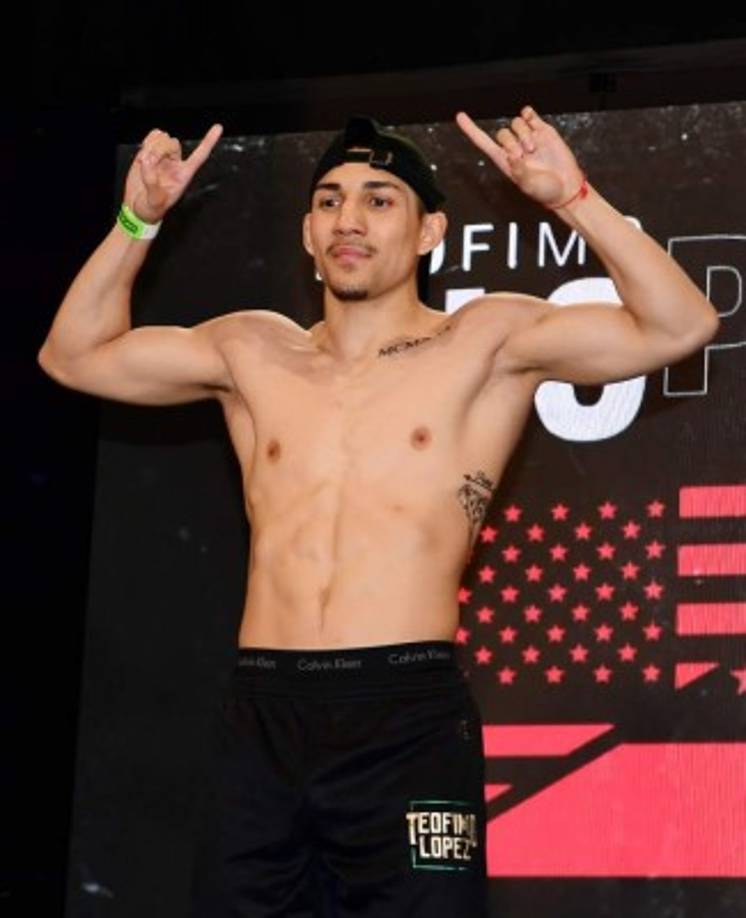 Luego llegó el turno de Teófimo López de salir al escenario del Madison Square Garden. El boxeador hondureño pesó 135 libras.