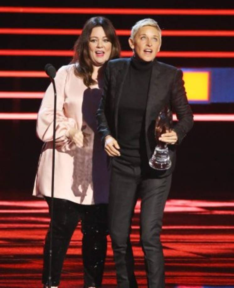 Melissa también se tomó fotografías con una de las homenajeadas de las noche Ellen DeGeneres.