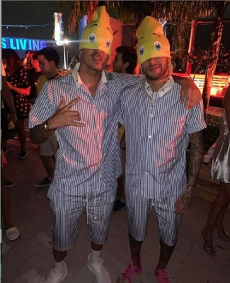 Neymar, disfrazado, disfrutando las fiestas con un amigo.