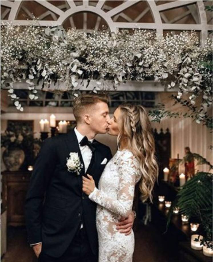 El delantero alemán Marco Reus, del Borussia Dortmund, aprovechó las fiestas navideñas para contraer matrimonio con su novia Scarlett Gartmann.