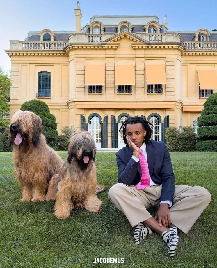 Jacquemus, conocida por su estética pura y sus colecciones de inspiración mediterránea, ha conquistado las pasarelas internacionales. Pero esta asociación con un deportista de renombre como Jules Koundé marca un paso importante para la marca.