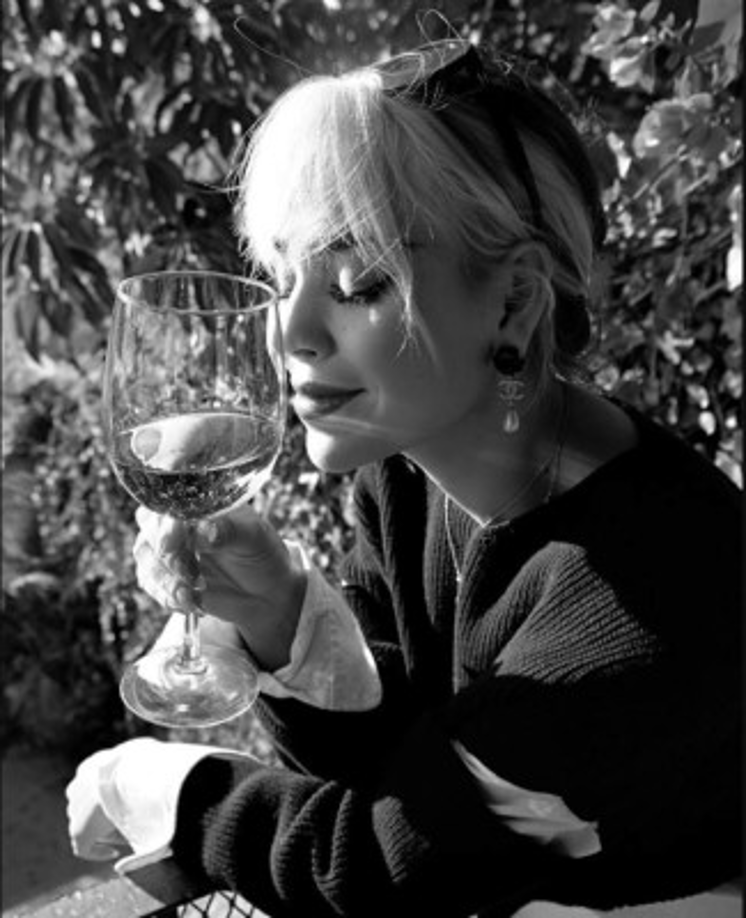 '2020: Solo me queda agradecerte... por más difícil y loco que te hayas puesto, has sido el mejor año de mi vida hasta ahora. Te viví al 100% conectada con cada una de mis emociones, re organizando mis prioridades y re conectándome con mis creencias, aceptando mi ansiedad , mis fantasmas, mis locuras, miedos, caídas, risas, insomnios y tantas horas conmigo drenando a través de mi música, en poemas, conversaciones, melodías y letras... Reconociendo cada una de mis caras, y terminar de encontrarme por fin', escribió la cantante y actriz Danna Paola en Instagram.