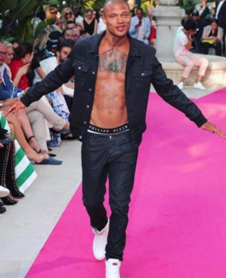 Ahora, se robó las miradas al desfilar para la colección de primavera 2018 de Philipp Plein.<br/><br/><br/>