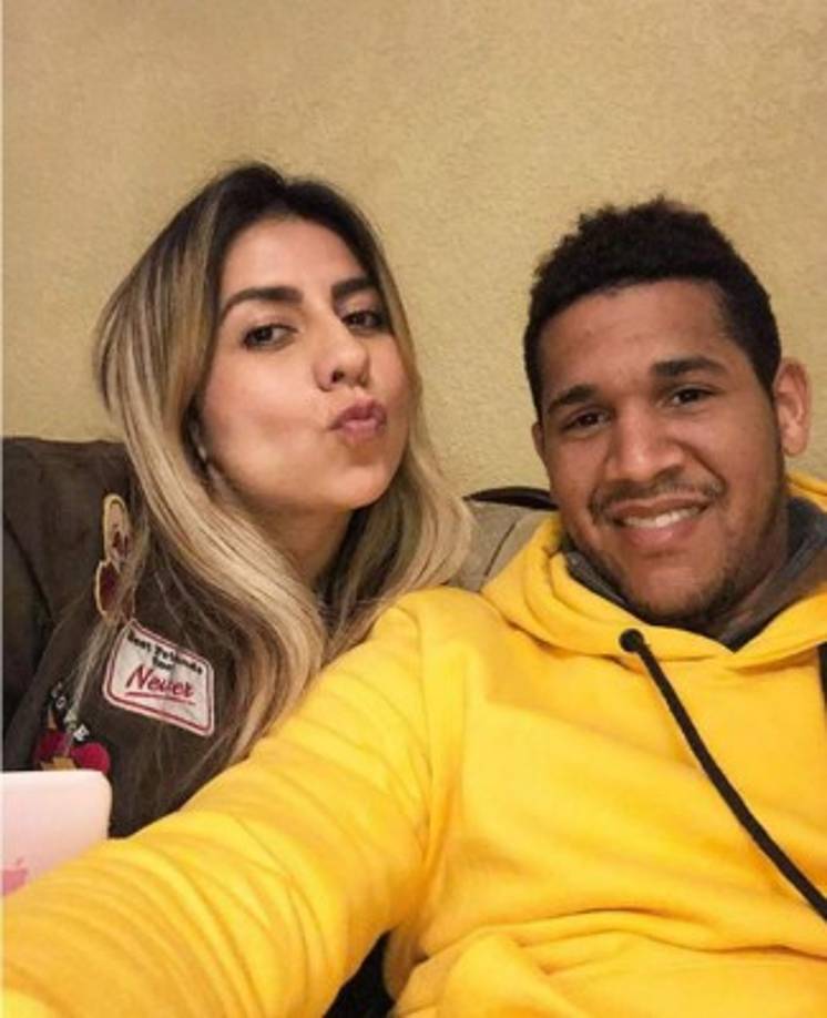 Yaudel Lahera, delantero cubano del Marathón, junto a su esposa, la mexicana María José Mancía en México.