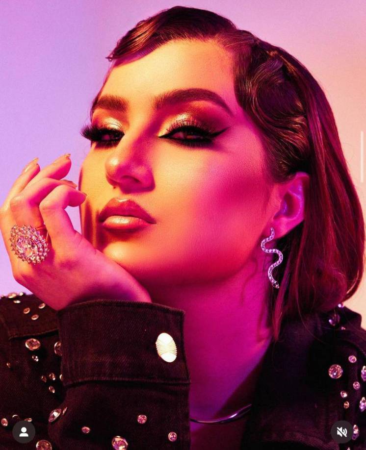 Como cantante y como actriz. 