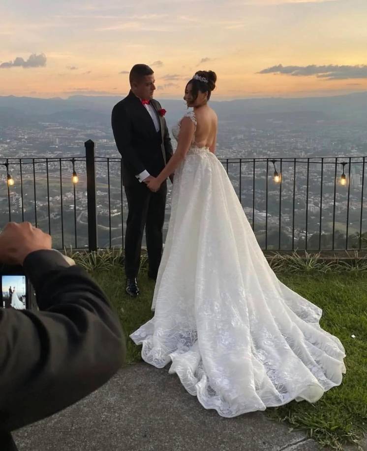 Mientras tanto, Alejandra Rubio se ha encargado de compartir a través de su cuenta de Instagram algunos de los hermosos momentos que vivió con su amado esposo durante su ceremonia nupcial.