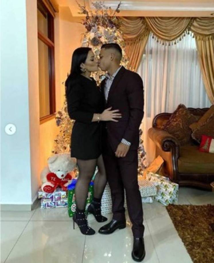 Emilio Izaguirre, lateral izquierdo del Motagua, disfrutó de estas fiestas con su esposa Virginia Varela.