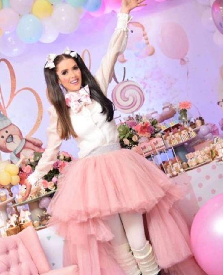 'Parece más tu fiesta que de tu hija, te miras súper ridícula vistiendo así como si nunca hubieses tenido fiesta', se lee entre los cientos de comentarios.