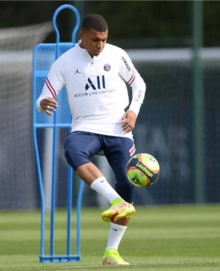 A falta de que se haga oficial la contratación del delantero francés por el Real Madrid, Mbappé se ha ejercitado este sábado con el PSG.