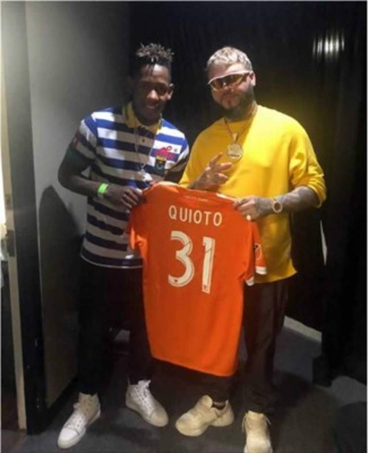 Romell Quioto también se codea con artistas musicales. En la imagen aparece junto al cantante puertorriqueño de reguetón y trap latino Farruko, a quien le regaló una camiseta del Houston Dynamo con su nombre y número.<br/>