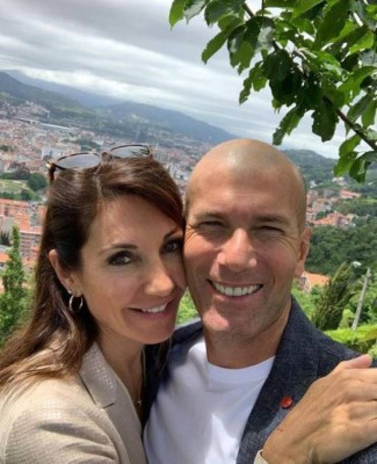 Zinedine Zidane, entrenador del Real Madrid, disfrutó con su mujer Véronique de unos días de relax en Bilbao.