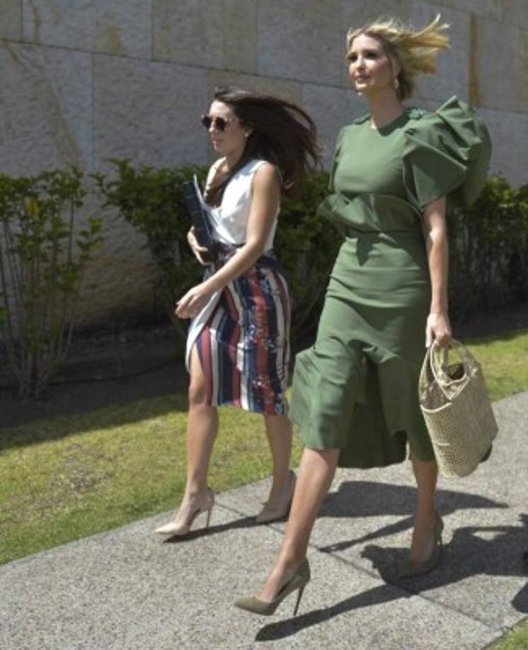 Ivanka optó por un vestido verde esmeralda con vuelos en las mangas y en la cintura y tacones verde olivo para su primer cita con las emprendedoras colombianas.