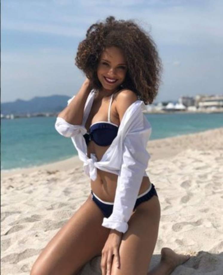 Nacida en Martinique, en el Caribe francés, tras el divorcio de sus padres se mudó a la Guinea francesa con su madre.