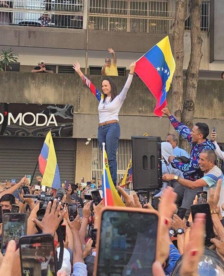 Más de cuatro meses después de su última aparición pública y a un día de la toma de posesión presidencial, que tanto Maduro como González Urrutia prometen asumir, Machado se presentó en la calle, como había prometido a sus seguidores el pasado martes, durante una rueda de prensa virtual, para reclamar, una vez más, la victoria opositora en las elecciones del pasado 28 de julio.