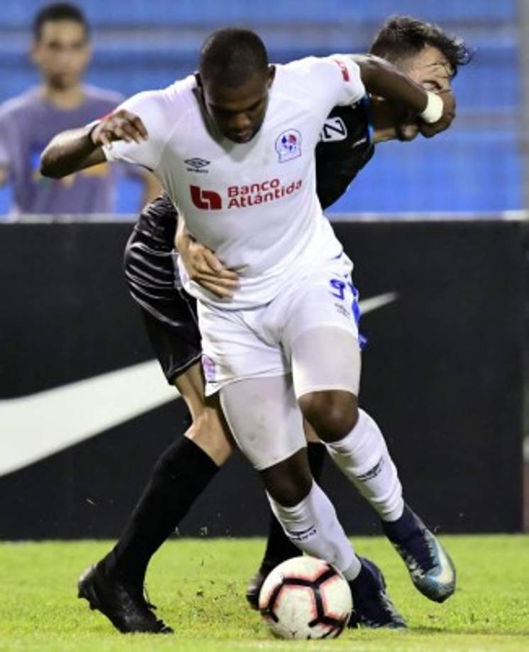 Jorge Benguché le dio un tremendo manotazo en la cara al volante guatemalteco Rodrigo Saravia del Comunicaciones.