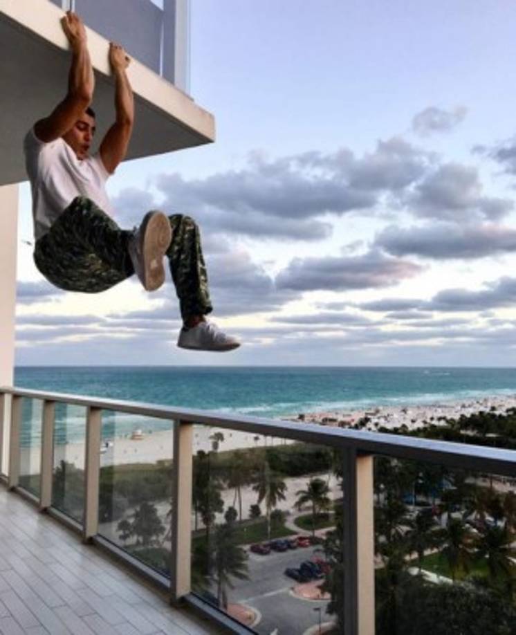 El modelo estaba viviendo en Nueva York cuando fue abordado por un explorador de modelos en 2011.