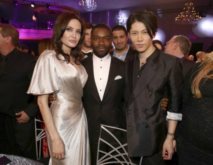 En un momento de la gala Angelina Jolie fue corriendo al baño, pero Jennifer Aniston y su pareja estaban “seguros en su mesa”.