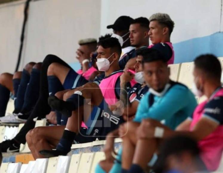 Los jugadores suplentes del Motagua en el sector de silla del estadio Nacional.