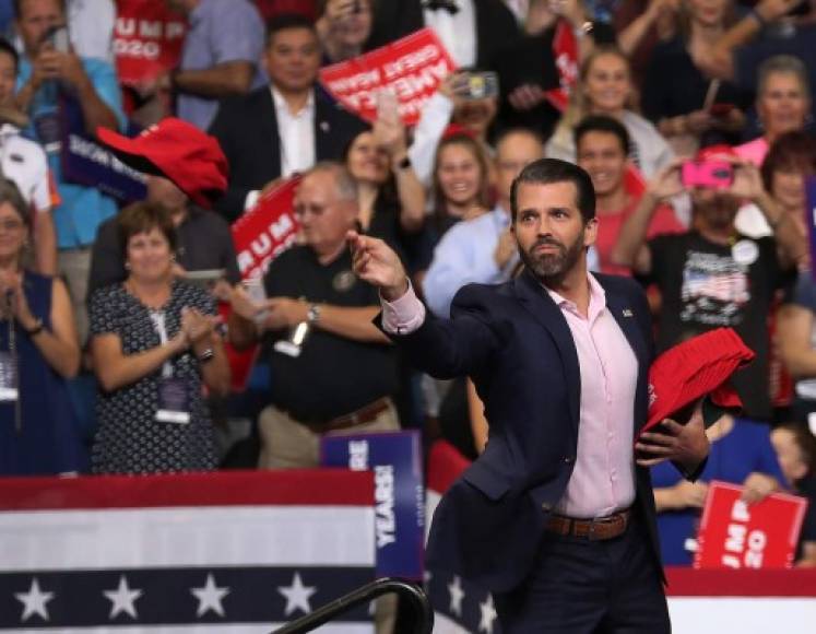 El hijo mayor del magnate, Donald Trump Jr., abrió el mitin con un apasionado discurso en el que atacó al candidato demócrata favorito a la nominación presidencial, Joe Biden.