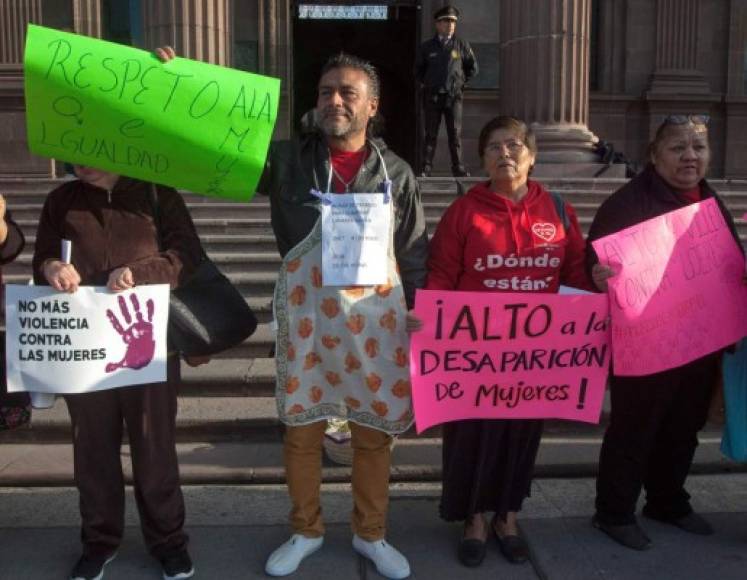 En México, los hombres también se sumaron a las manifestaciones de las mujeres que exigieron igualdad de género.