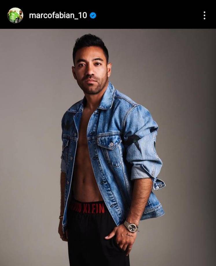  El futbolista de 32 años de edad ofrece en la plataforma Famosos.com una grabación de unos cuantos segundos en la que manda saludos a personas particulares o negocios. 