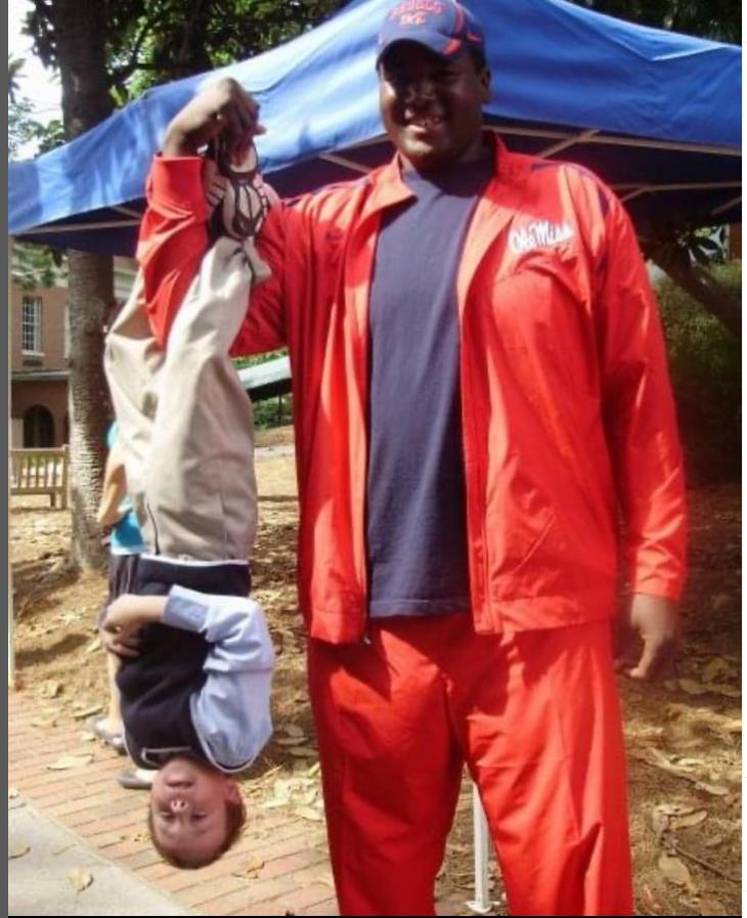 Uno de los más papeles que más cautivó al público fue el de SJ (Sean Tuohy Jr en la vida real) por sus ocurrencias. En la vida real sí existió el accidente, que haya sido quién lo entrenó, fue ficción.