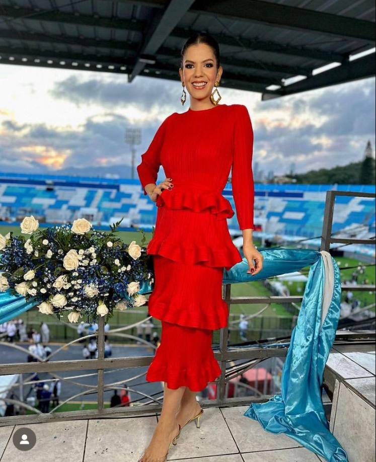 Melissa Valeriano de Canal 11 con traje rojo luce muy festiva. 