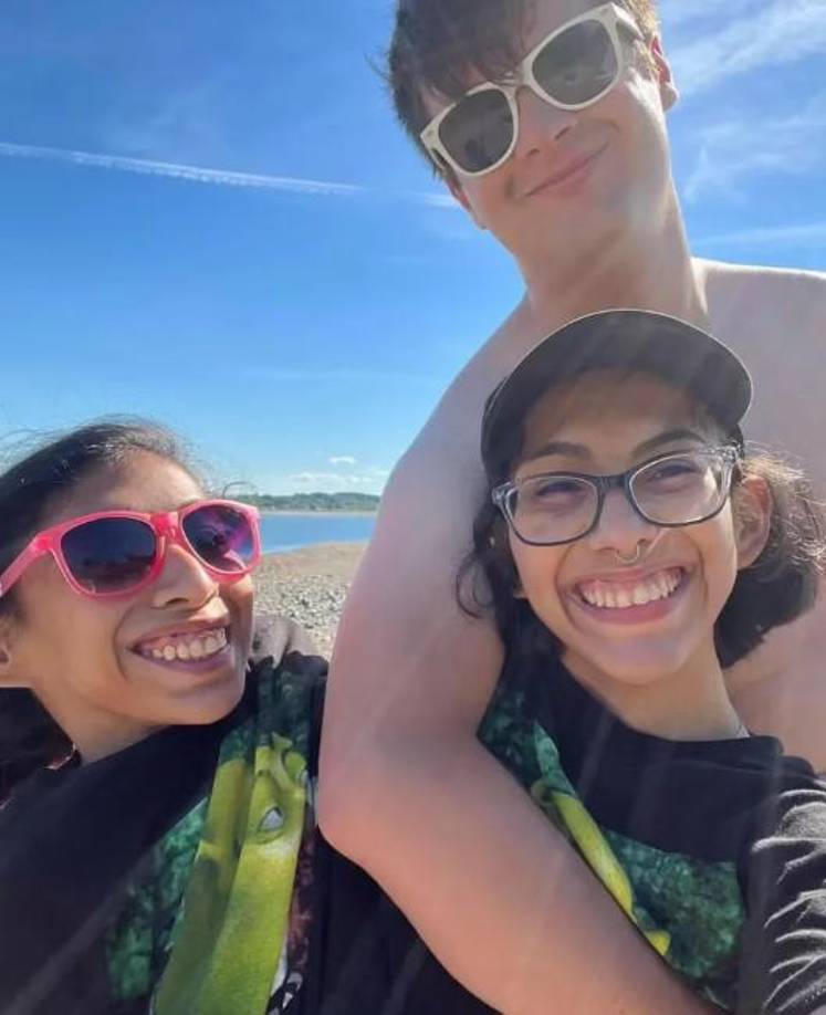 A pesar de lo que muchos podrían pensar, Lupita desea que su hermana encuentre amor y establezca una relación. “Sé que es importante para ella”, dice Lupita, quien acompaña a la pareja en sus citas, aventuras, viajes y momentos románticos.