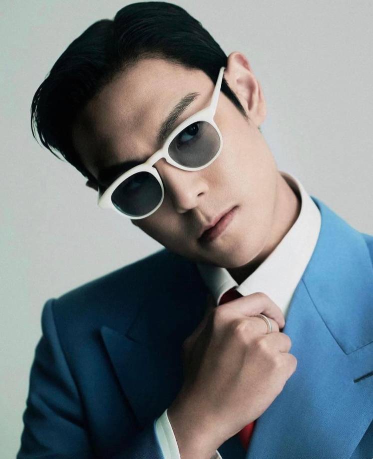 Antes de que los reflectores lo iluminaran como actor, Choi fue una figura central del <b>K-pop</b> global como miembro del grupo <b>BIGBANG</b>, un fenómeno que redefinió la música surcoreana en la escena internacional.