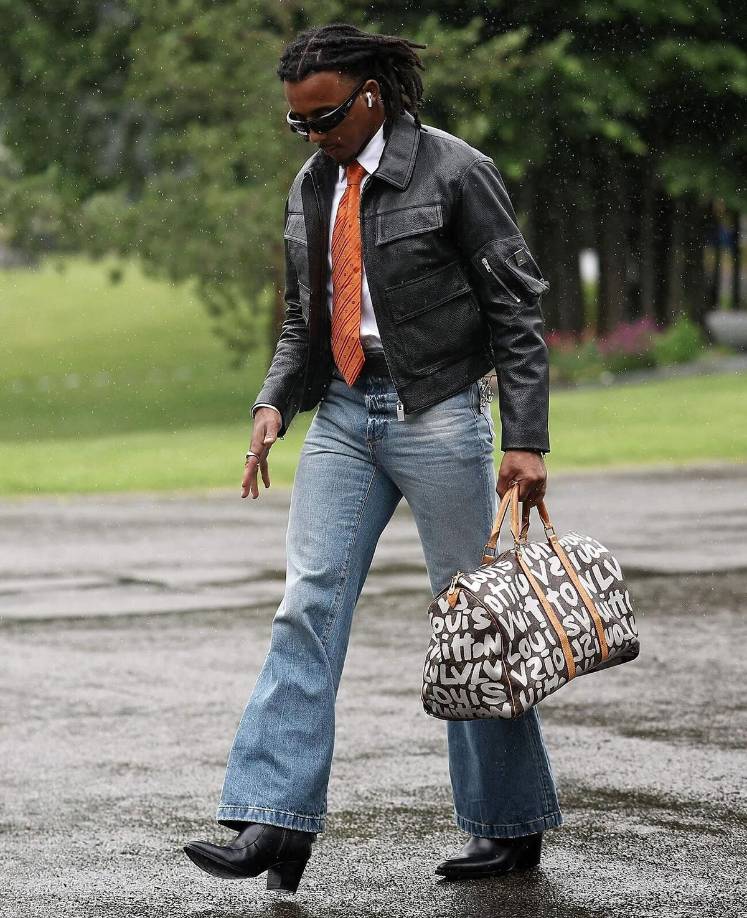 Jules Koundé destaca dentro del campo por su juego y afuera de la cancha por su vestimenta.