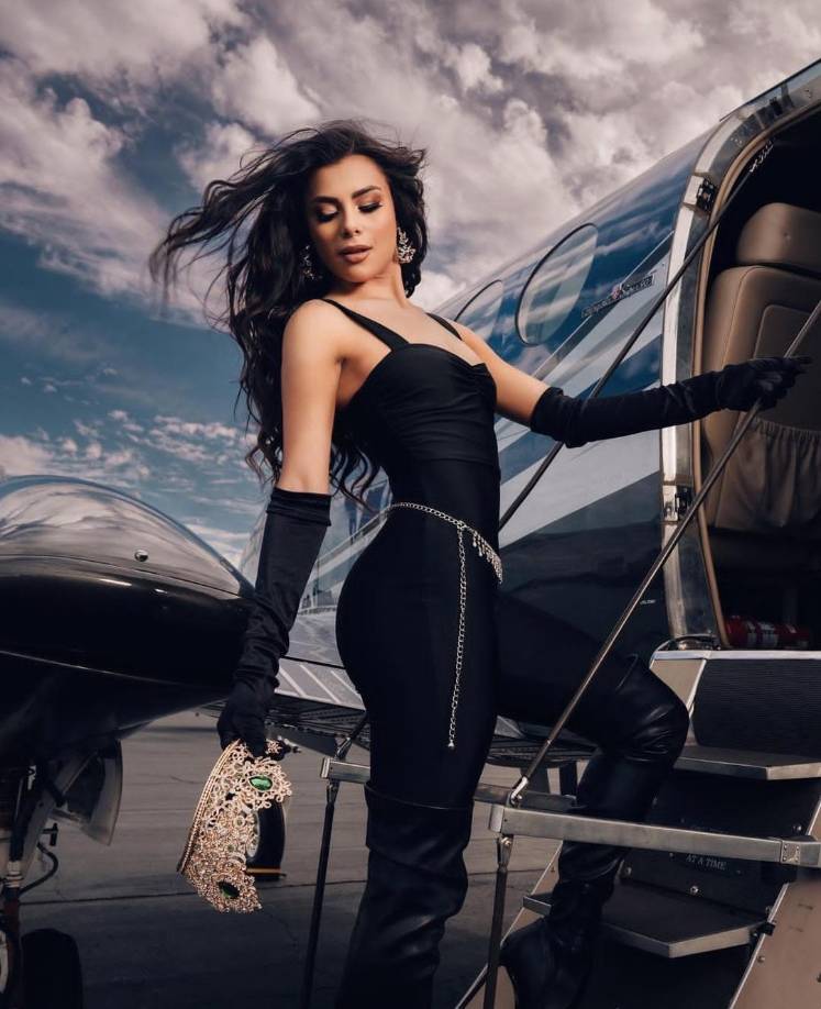 La hermosa modelo hondureña nos deleitó con una bella pasarela en el aeropuerto para despedirse, compartiéndola por medio de sus redes sociales, donde sus seguidores fascinados le demostraron su apoyo, deseándole el mejor de los éxitos. 