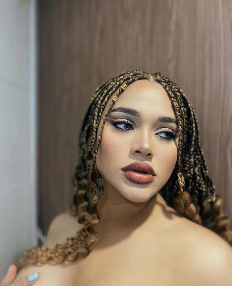 Recientemente en su cuenta oficial de Instagram y Tiktok se le ha visto a la artista con un ‘look’ con “trenzas africanas” el cual lo califica como “Dulcito de coco”.