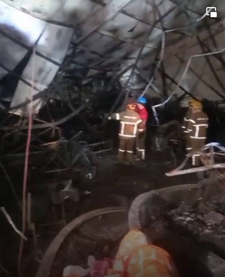 Los servicios médicos de la provincia de Nínive “listaron 100 muertos y más de 150 heridos en el incendio en un salón de bodas en Hamdaniya”, apuntó la agencia de prensa